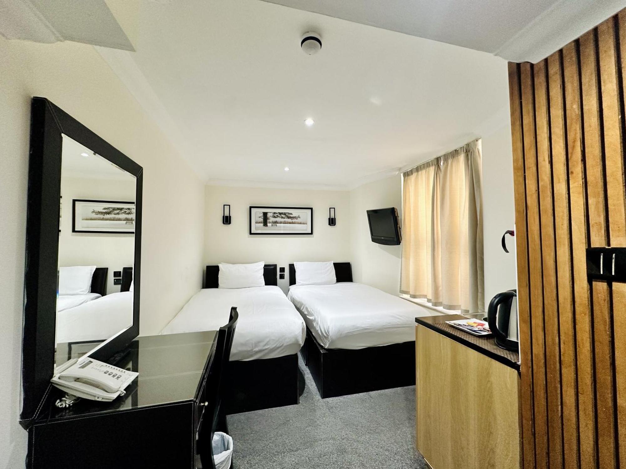 The Royale Chulan Hyde Park Hotel London Exterior photo